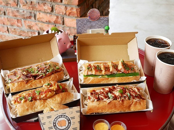 酷皮脆燒肉潛艇堡:酷皮脆燒肉潛艇堡-台中一中新興小吃 特色輕食份量大 原料用心且品質高 各口味都讓人喜歡