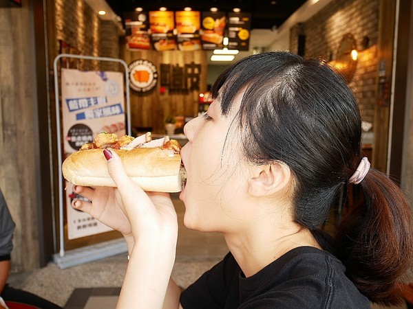 酷皮脆燒肉潛艇堡:酷皮脆燒肉潛艇堡-台中一中新興小吃 特色輕食份量大 原料用心且品質高 各口味都讓人喜歡