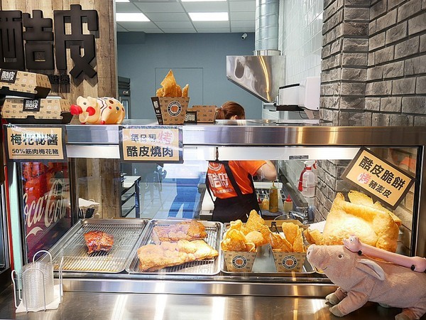 酷皮脆燒肉潛艇堡:酷皮脆燒肉潛艇堡-台中一中新興小吃 特色輕食份量大 原料用心且品質高 各口味都讓人喜歡