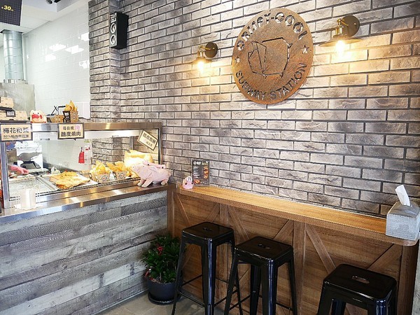 酷皮脆燒肉潛艇堡:酷皮脆燒肉潛艇堡-台中一中新興小吃 特色輕食份量大 原料用心且品質高 各口味都讓人喜歡