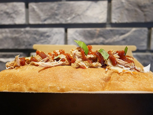 酷皮脆燒肉潛艇堡:酷皮脆燒肉潛艇堡-台中一中新興小吃 特色輕食份量大 原料用心且品質高 各口味都讓人喜歡