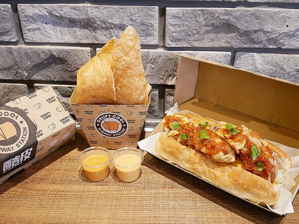 酷皮脆燒肉潛艇堡:酷皮脆燒肉潛艇堡-台中一中新興小吃 特色輕食份量大 原料用心且品質高 各口味都讓人喜歡