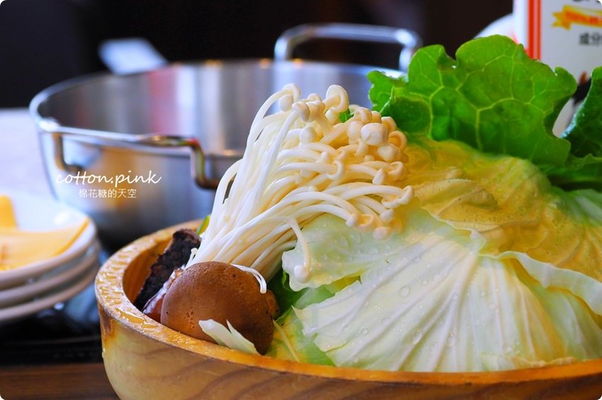 台中沙鹿火鍋推薦-尚石苑，熊熊火焰燃燒鍋vs濃濃牛奶起司鍋～好難選啊！