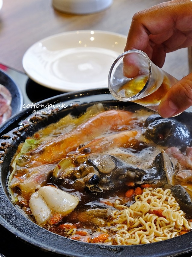 台中沙鹿火鍋推薦-尚石苑，熊熊火焰燃燒鍋vs濃濃牛奶起司鍋～好難選啊！