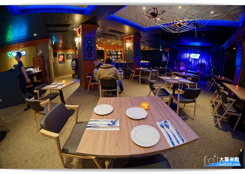 回味70~90年代西洋音樂現場演唱！Rocket Music 音樂火箭餐廳,超強美聲x美食x美酒都在這,台北松江路美食,忠孝新生站美食, - 大胃米粒 DAVID & MILLY