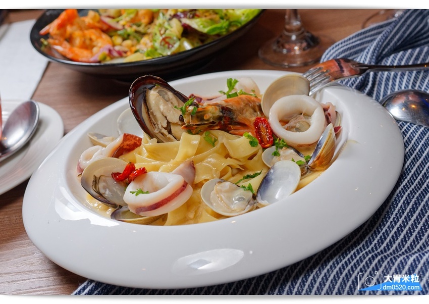 回味70~90年代西洋音樂現場演唱！Rocket Music 音樂火箭餐廳,超強美聲x美食x美酒都在這,台北松江路美食,忠孝新生站美食, - 大胃米粒 DAVID & MILLY