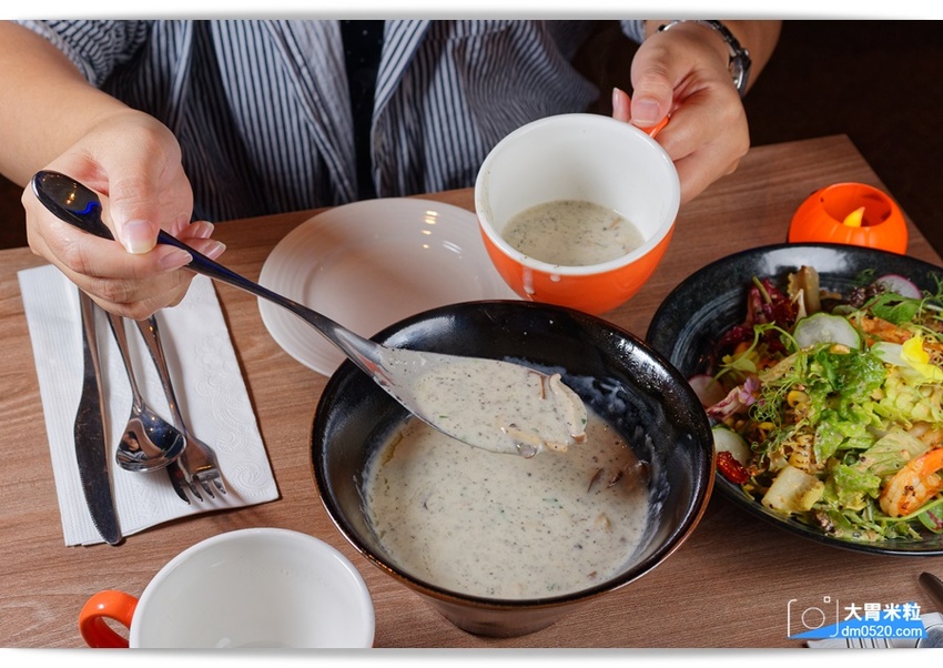 回味70~90年代西洋音樂現場演唱！Rocket Music 音樂火箭餐廳,超強美聲x美食x美酒都在這,台北松江路美食,忠孝新生站美食, - 大胃米粒 DAVID & MILLY