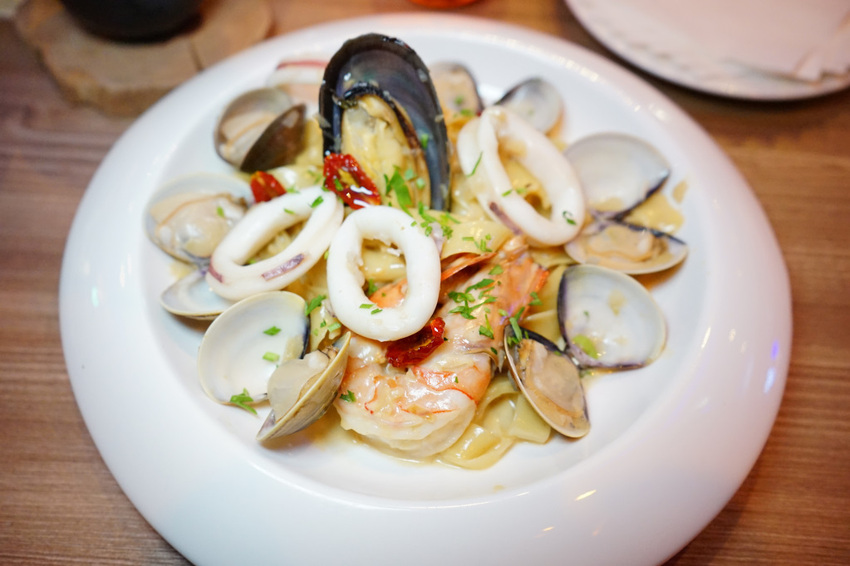 台北｜Rocket Music 火箭音樂餐廳 音樂．饗食．美酒 現場Live Band Show - 奇奇一起玩樂趣