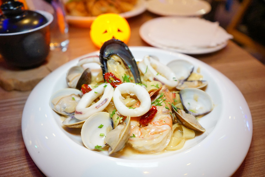 台北｜Rocket Music 火箭音樂餐廳 音樂．饗食．美酒 現場Live Band Show - 奇奇一起玩樂趣