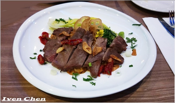 Rocket Music：《北市中山區音樂餐廳》愛吃鬼趴趴走之Rocket Music Night/浪漫情懷心靈饗樂/品嚐異國經典料理/徵燻在小酌的調酒/享受歌手現場感性的演唱-『Rocket Music音樂火箭餐廳』