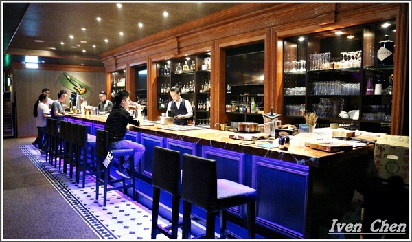 Rocket Music：《北市中山區音樂餐廳》愛吃鬼趴趴走之Rocket Music Night/浪漫情懷心靈饗樂/品嚐異國經典料理/徵燻在小酌的調酒/享受歌手現場感性的演唱-『Rocket Music音樂火箭餐廳』