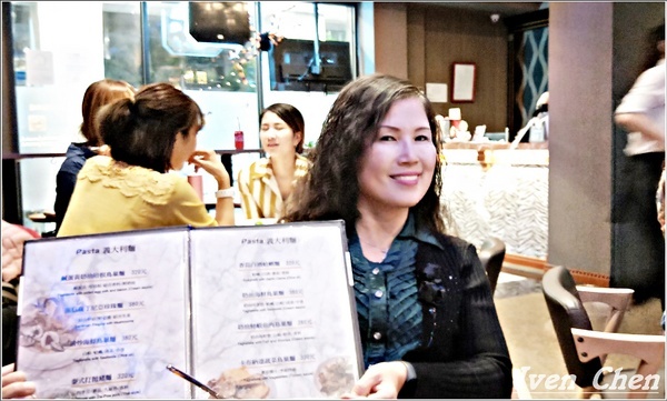 Rocket Music：《北市中山區音樂餐廳》愛吃鬼趴趴走之Rocket Music Night/浪漫情懷心靈饗樂/品嚐異國經典料理/徵燻在小酌的調酒/享受歌手現場感性的演唱-『Rocket Music音樂火箭餐廳』