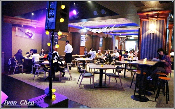 Rocket Music：《北市中山區音樂餐廳》愛吃鬼趴趴走之Rocket Music Night/浪漫情懷心靈饗樂/品嚐異國經典料理/徵燻在小酌的調酒/享受歌手現場感性的演唱-『Rocket Music音樂火箭餐廳』