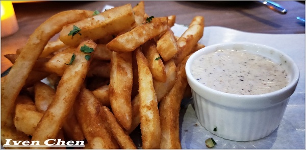 Rocket Music：《北市中山區音樂餐廳》愛吃鬼趴趴走之Rocket Music Night/浪漫情懷心靈饗樂/品嚐異國經典料理/徵燻在小酌的調酒/享受歌手現場感性的演唱-『Rocket Music音樂火箭餐廳』