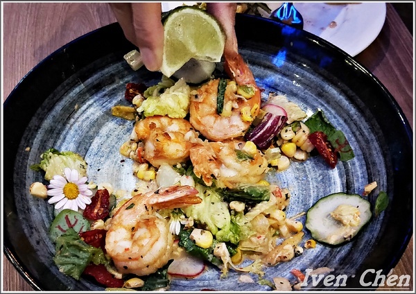 Rocket Music：《北市中山區音樂餐廳》愛吃鬼趴趴走之Rocket Music Night/浪漫情懷心靈饗樂/品嚐異國經典料理/徵燻在小酌的調酒/享受歌手現場感性的演唱-『Rocket Music音樂火箭餐廳』