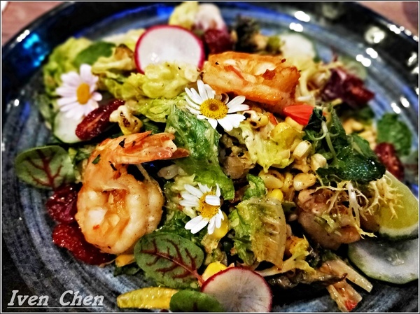 Rocket Music：《北市中山區音樂餐廳》愛吃鬼趴趴走之Rocket Music Night/浪漫情懷心靈饗樂/品嚐異國經典料理/徵燻在小酌的調酒/享受歌手現場感性的演唱-『Rocket Music音樂火箭餐廳』