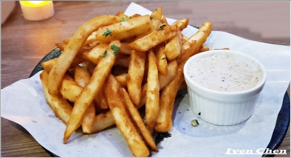 Rocket Music：《北市中山區音樂餐廳》愛吃鬼趴趴走之Rocket Music Night/浪漫情懷心靈饗樂/品嚐異國經典料理/徵燻在小酌的調酒/享受歌手現場感性的演唱-『Rocket Music音樂火箭餐廳』