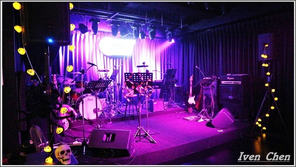 Rocket Music：《北市中山區音樂餐廳》愛吃鬼趴趴走之Rocket Music Night/浪漫情懷心靈饗樂/品嚐異國經典料理/徵燻在小酌的調酒/享受歌手現場感性的演唱-『Rocket Music音樂火箭餐廳』