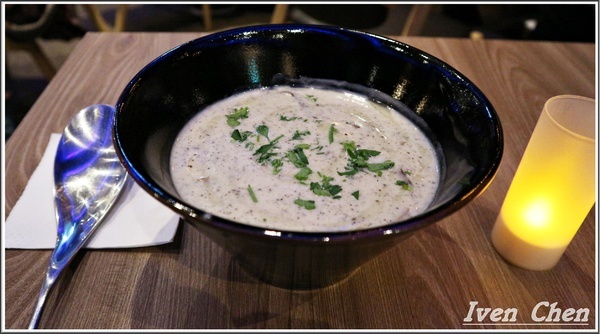 Rocket Music：《北市中山區音樂餐廳》愛吃鬼趴趴走之Rocket Music Night/浪漫情懷心靈饗樂/品嚐異國經典料理/徵燻在小酌的調酒/享受歌手現場感性的演唱-『Rocket Music音樂火箭餐廳』