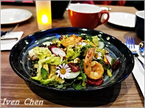 Rocket Music：《北市中山區音樂餐廳》愛吃鬼趴趴走之Rocket Music Night/浪漫情懷心靈饗樂/品嚐異國經典料理/徵燻在小酌的調酒/享受歌手現場感性的演唱-『Rocket Music音樂火箭餐廳』