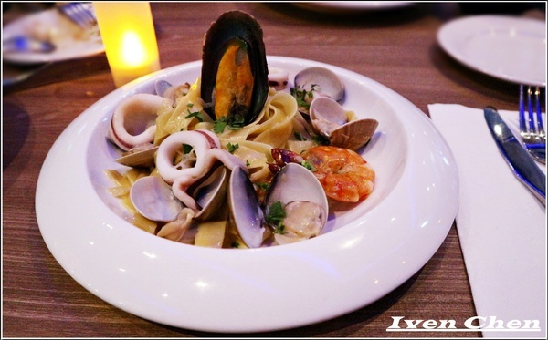 Rocket Music：《北市中山區音樂餐廳》愛吃鬼趴趴走之Rocket Music Night/浪漫情懷心靈饗樂/品嚐異國經典料理/徵燻在小酌的調酒/享受歌手現場感性的演唱-『Rocket Music音樂火箭餐廳』