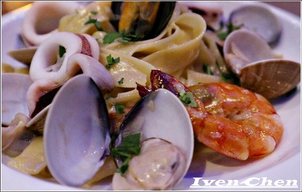 Rocket Music：《北市中山區音樂餐廳》愛吃鬼趴趴走之Rocket Music Night/浪漫情懷心靈饗樂/品嚐異國經典料理/徵燻在小酌的調酒/享受歌手現場感性的演唱-『Rocket Music音樂火箭餐廳』