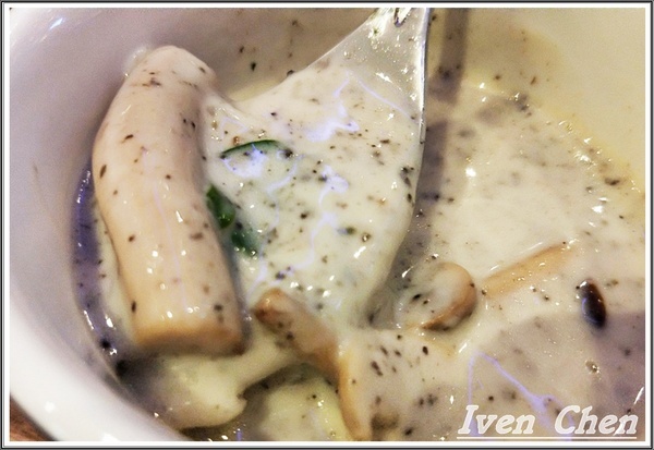 Rocket Music：《北市中山區音樂餐廳》愛吃鬼趴趴走之Rocket Music Night/浪漫情懷心靈饗樂/品嚐異國經典料理/徵燻在小酌的調酒/享受歌手現場感性的演唱-『Rocket Music音樂火箭餐廳』