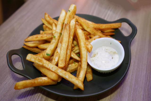 [食記] Rocket Music 音樂火箭餐廳。Live Band現場演唱、時尚餐酒館。適合浪漫求婚、生日聚餐、春酒尾牙包場!