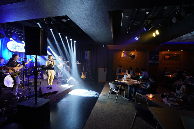 [食記] Rocket Music 音樂火箭餐廳。Live Band現場演唱、時尚餐酒館。適合浪漫求婚、生日聚餐、春酒尾牙包場!