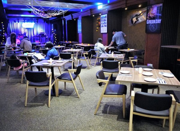 Rocket Music：音樂｜美酒　Rocket Music音樂火箭餐廳 好好放鬆小酌一番．美妙歌聲/重溫舊時光的美好