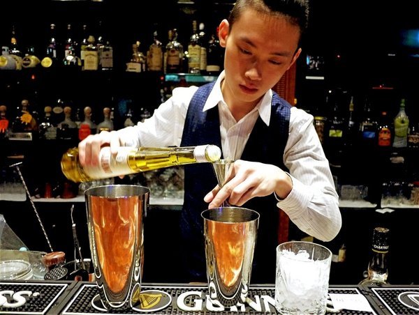 Rocket Music：音樂｜美酒　Rocket Music音樂火箭餐廳 好好放鬆小酌一番．美妙歌聲/重溫舊時光的美好