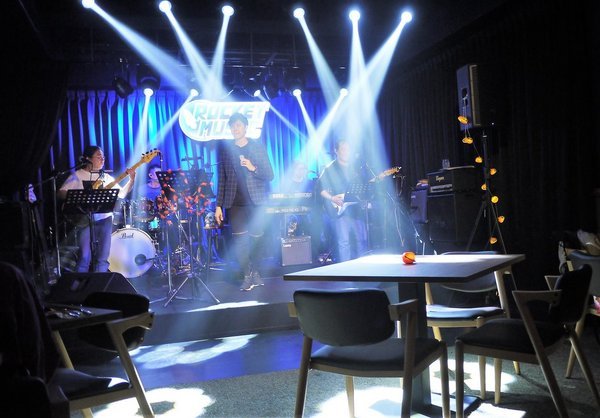 Rocket Music：音樂｜美酒　Rocket Music音樂火箭餐廳 好好放鬆小酌一番．美妙歌聲/重溫舊時光的美好