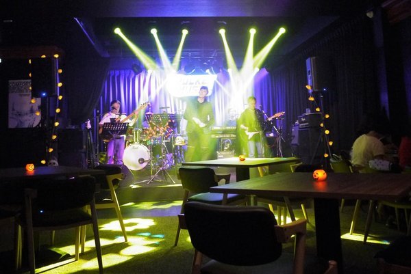 Rocket Music：音樂｜美酒　Rocket Music音樂火箭餐廳 好好放鬆小酌一番．美妙歌聲/重溫舊時光的美好