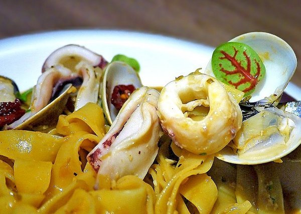 Rocket Music：音樂｜美酒　Rocket Music音樂火箭餐廳 好好放鬆小酌一番．美妙歌聲/重溫舊時光的美好