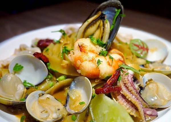 Rocket Music：音樂｜美酒　Rocket Music音樂火箭餐廳 好好放鬆小酌一番．美妙歌聲/重溫舊時光的美好