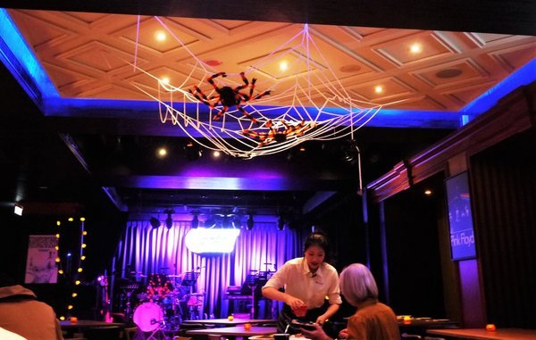 Rocket Music：音樂｜美酒　Rocket Music音樂火箭餐廳 好好放鬆小酌一番．美妙歌聲/重溫舊時光的美好