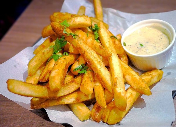 Rocket Music：音樂｜美酒　Rocket Music音樂火箭餐廳 好好放鬆小酌一番．美妙歌聲/重溫舊時光的美好