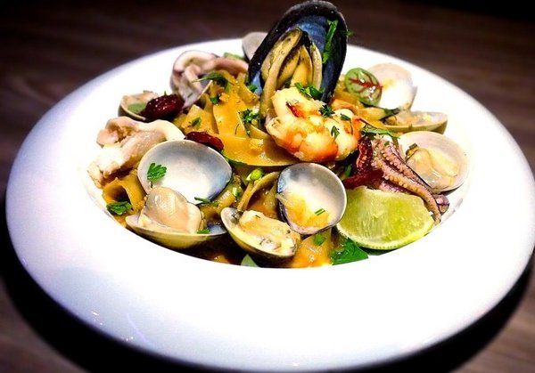 Rocket Music：音樂｜美酒　Rocket Music音樂火箭餐廳 好好放鬆小酌一番．美妙歌聲/重溫舊時光的美好