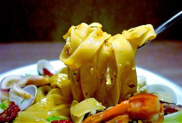 Rocket Music：音樂｜美酒　Rocket Music音樂火箭餐廳 好好放鬆小酌一番．美妙歌聲/重溫舊時光的美好