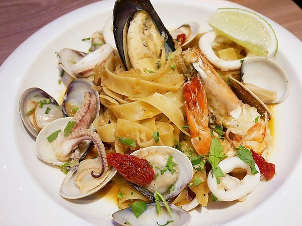 Rocket Music:Rocket Music-台北中山區音樂餐廳 演奏揭開屬於夜晚的序幕 提供僅次於家的第二個舒適空間