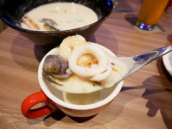 Rocket Music:Rocket Music-台北中山區音樂餐廳 演奏揭開屬於夜晚的序幕 提供僅次於家的第二個舒適空間