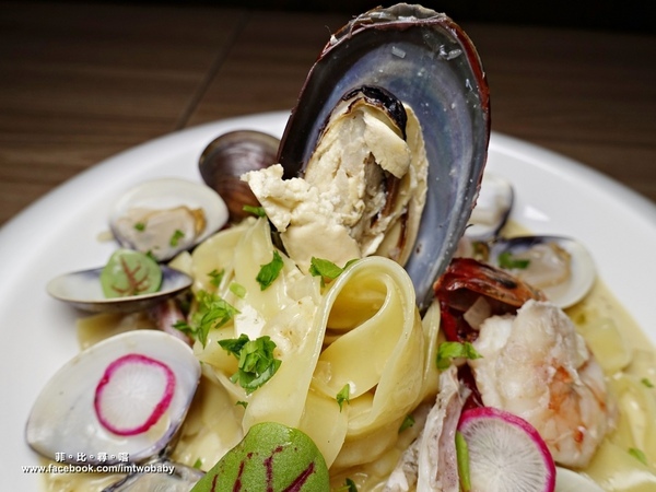 Rocket Music：捷運忠孝新生站 Rocket Music 音樂火箭餐廳 恣意悠閒享受美食及搖擺的音樂夜！ (內有現場LIVE影片)