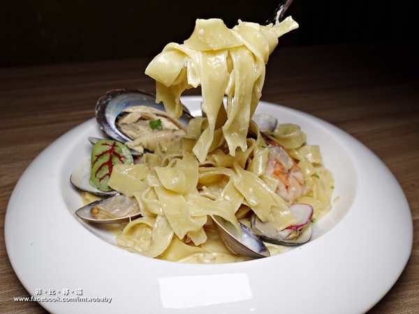 Rocket Music：捷運忠孝新生站 Rocket Music 音樂火箭餐廳 恣意悠閒享受美食及搖擺的音樂夜！ (內有現場LIVE影片)