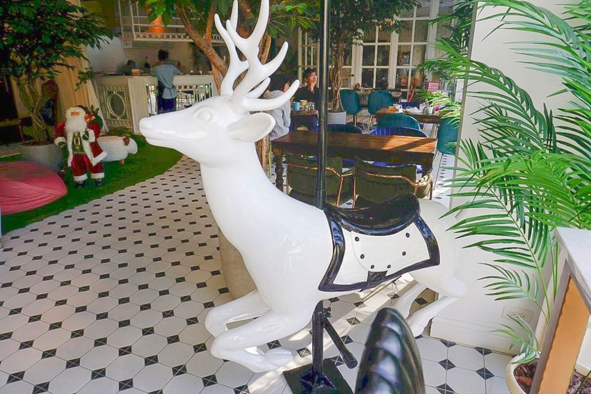 桃園新景點|Amour373(阿沐373)超好拍!德式街拍雜誌風、旋轉木馬、巨大鑽石、花瓣盪鞦韆,進入歐風小鎮拍個過癮!詳細菜單、備有停車場、大眾運輸