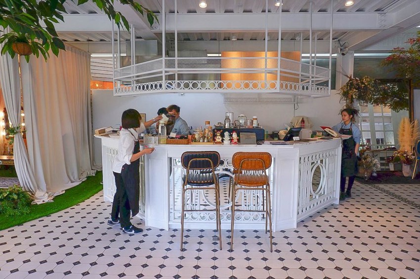 桃園新景點|Amour373(阿沐373)超好拍!德式街拍雜誌風、旋轉木馬、巨大鑽石、花瓣盪鞦韆,進入歐風小鎮拍個過癮!詳細菜單、備有停車場、大眾運輸