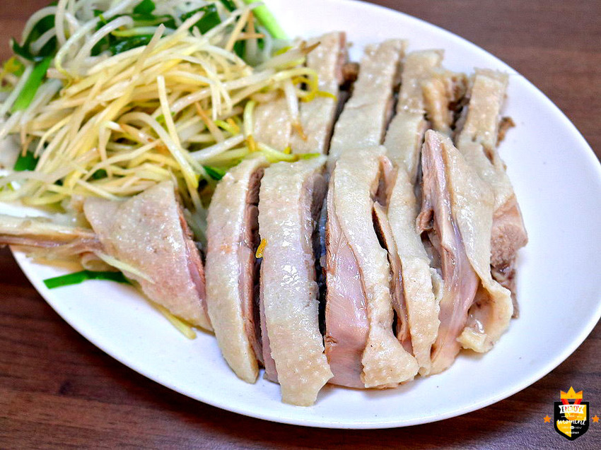 台南鵝肉／鵝肉飯比賽全台第三名／選用飼養90～100天上等溫體鵝／每日限量晚來吃不到／自製鵝油蔥酥及香蔥鵝油／鵝湯免費供應無限暢飲／獨家特製沾醬與辣醬／用餐時段必客滿