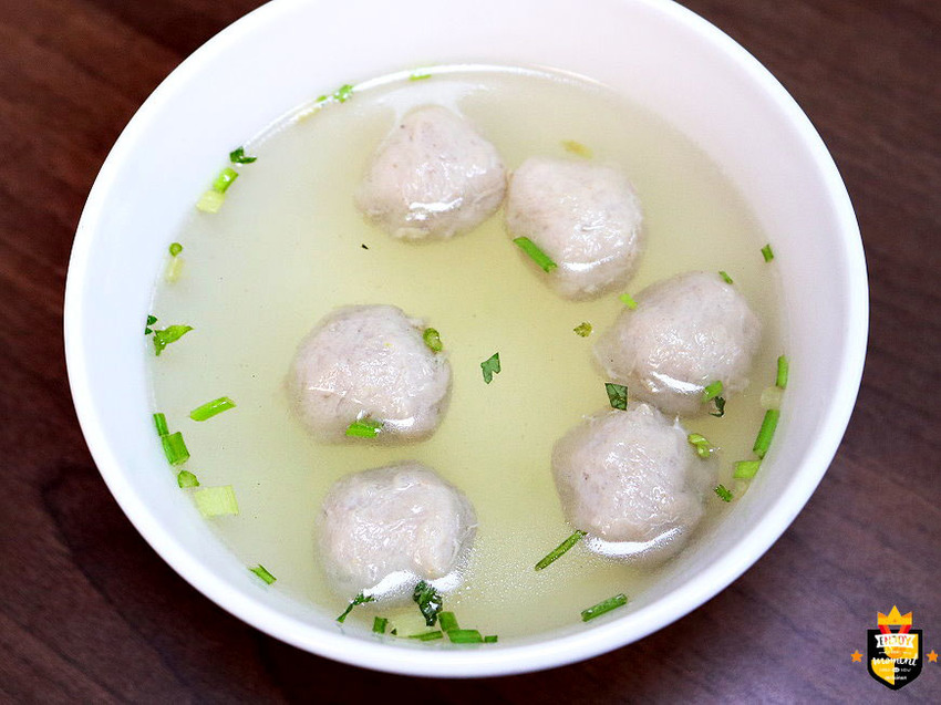 台南鵝肉／鵝肉飯比賽全台第三名／選用飼養90～100天上等溫體鵝／每日限量晚來吃不到／自製鵝油蔥酥及香蔥鵝油／鵝湯免費供應無限暢飲／獨家特製沾醬與辣醬／用餐時段必客滿