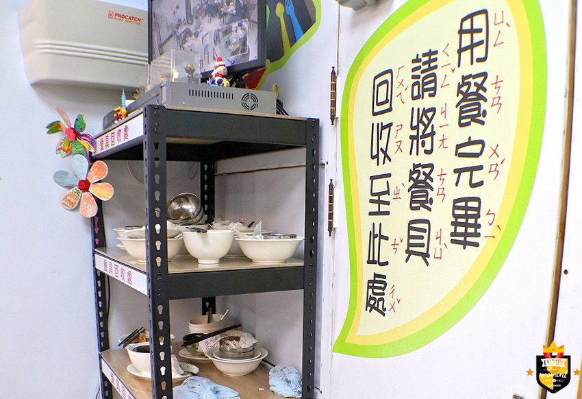 台南鵝肉／鵝肉飯比賽全台第三名／選用飼養90～100天上等溫體鵝／每日限量晚來吃不到／自製鵝油蔥酥及香蔥鵝油／鵝湯免費供應無限暢飲／獨家特製沾醬與辣醬／用餐時段必客滿