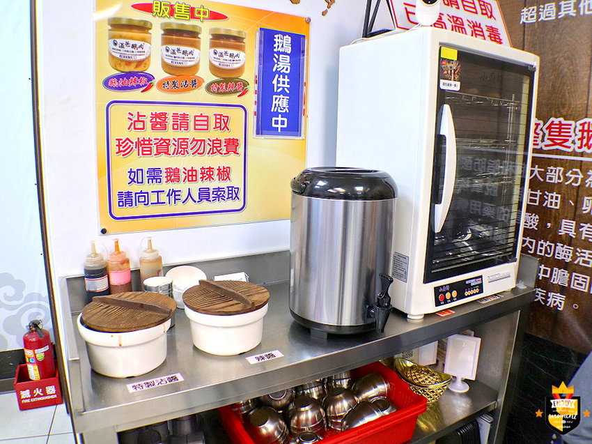 台南鵝肉／鵝肉飯比賽全台第三名／選用飼養90～100天上等溫體鵝／每日限量晚來吃不到／自製鵝油蔥酥及香蔥鵝油／鵝湯免費供應無限暢飲／獨家特製沾醬與辣醬／用餐時段必客滿