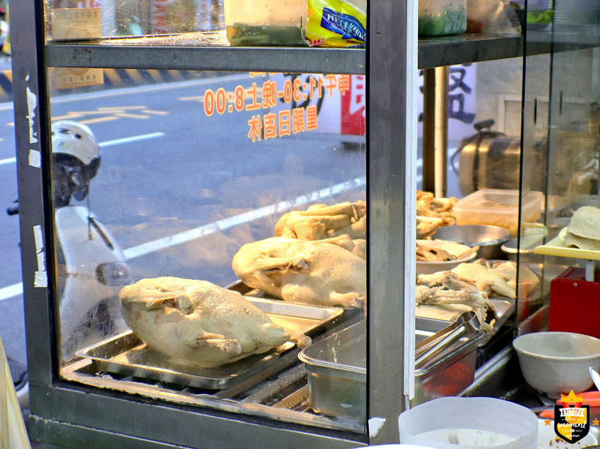 台南鵝肉／鵝肉飯比賽全台第三名／選用飼養90～100天上等溫體鵝／每日限量晚來吃不到／自製鵝油蔥酥及香蔥鵝油／鵝湯免費供應無限暢飲／獨家特製沾醬與辣醬／用餐時段必客滿